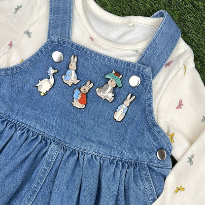 Peter Rabbit Sitting Pin Badge / Κονκάρδα Peter Rabbit - Diavazo Greek Books