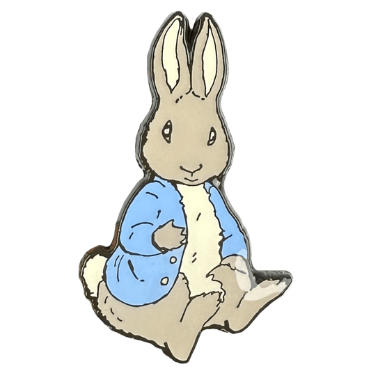 Peter Rabbit Sitting Pin Badge / Κονκάρδα Peter Rabbit - Diavazo Greek Books